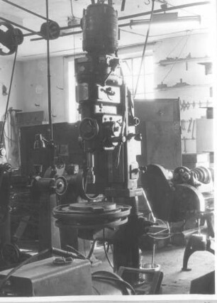 [Bild 23] Vertikal-Bohrmaschine : Heidenau (Kreis Pirna), Rudolf-Breitscheid-Straße 29. VEB Elbtalwerk Heidenau. Vertikal-Bohrmaschine