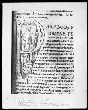 Bibel aus dem Augsburger Dom — Initiale P (arabole), darin stehend König Salomo, Folio 98recto