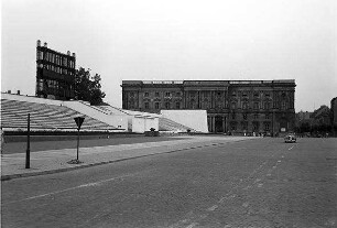 Berlin: Ostsektor; Tribüne und ehemalige Marstallgebäude