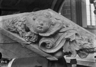 Konsole von der ehemaligen Empore der Stadtpfarrkirche mit Engelskopf