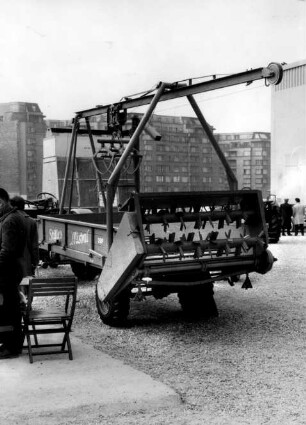 Stalldungstreuer mit aufgebautem Greifer