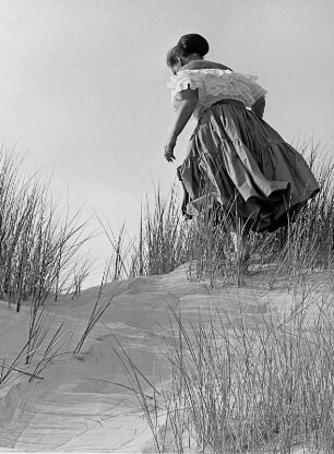 Dänemark. Hex in den Dünen von Blavanshuk. Aufgenommen 1955