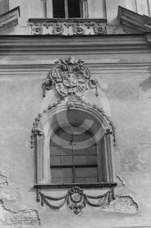 Fenster, Ornamente und Wappenkartusche an der Westfassade der Klosterkirche Groß Rauden