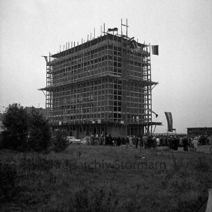 Marktplatz: Richtfest des Rathausgebäude: Gäste rechts: Blick von Nordwesten