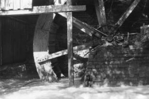 Ruhland-Naundorf. Pößnitzmühle, verfallenes Wasserrad