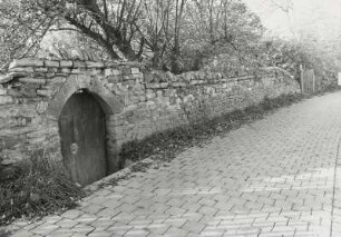 Mobschatz, Weinbergsweg : Mobschatz (Kreis Meißen-Radebeul), Weinbergsweg, Rest der Weinbergsmauer, 18. Jahrhundert, Straßenansicht