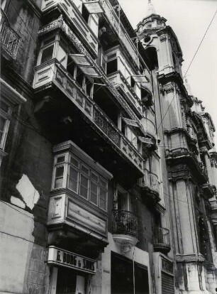 Typisches Stadtbild in Valetta, Balkone in der Merchants Street
