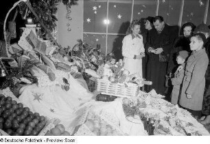 Ausstellung von Präsenten der HO-Kreisbetriebe sowie Besucher