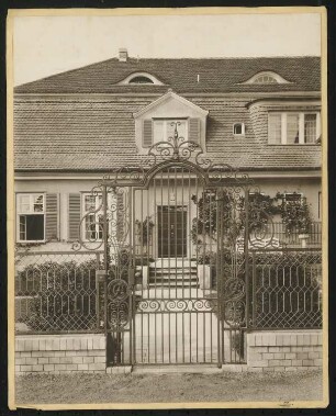 Landhaus Karl Zöllner, Berlin-Schmargendorf: Gartentor und Hauseingang