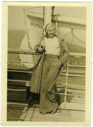 Dorothy Mackaill, amerikanische Stummfilm-Schauspielerin, an Bord des Hochseepassagierdampfers "Bremen", an die Reling gelehnt