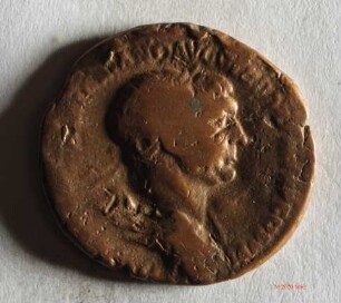 Römische Münze, Nominal As, Prägeherr Traian, Prägeort Rom, Original