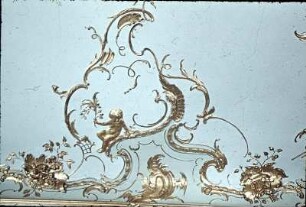 Deckendekoration mit Rocaillen, Putten und Trophäen