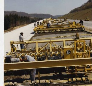 Einbau der Betonfahrbahndecke
