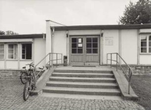 Baracken 19/20. Benutzereingang : Dresden-Südvorstadt, Bayreuther Straße. Sächsische Landesbibliothek - Staats- und Universitätsbibliothek Dresden. Zweigbibliothek Wirtschaftswissenschaften. Baracken 19/20. Benutzereingang