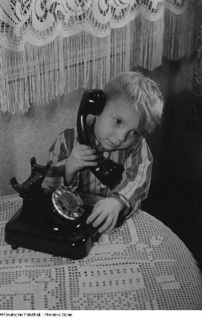 Junge mit einem Telefon