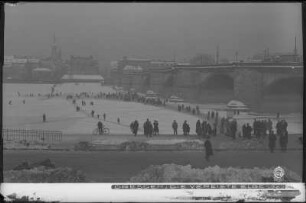 Dresden. Blick vom Altstädter Ufer unterhalb der Augustusbrücke über die vereiste Elbe mit Passanten auf das Neustädter Ufer