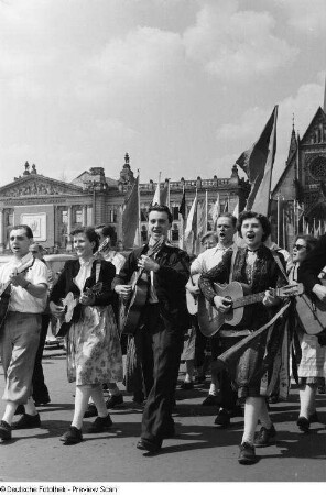 Singende und Gitarre spielende Demonstranten auf dem Augustusplatz, im Hintergrund das Augusteum und Universitätskirche St. Pauli