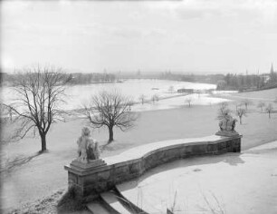 Putten : Blick vom Aussichtspavillon am Waldschlößchen über die Elbe (bei Hochwasser) zur Altstadt