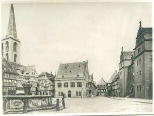 Halberstadt. Marktplatz mit Rathaus (davor Roland-Statue (1433)), Turm der Martinikirche und Brunnen