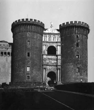 Neapel. Castel Nuovo. Westseite mit dem Triumphtor Alfons von Aragon (1455-1471)