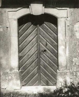Dorfchemnitz. Dorfkirche (1693 und Turm 1705). Portal