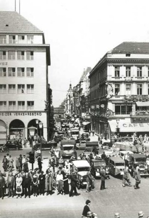 Berlin. Unter den Linden. Wartende Kraftfahrzeuge an der Kreuzung Friedrichstraße. Blick nach N. um 1935