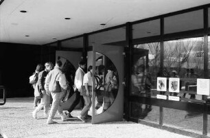Kirchzarten: Schulzentrum; Schülergruppe geht in die Schule