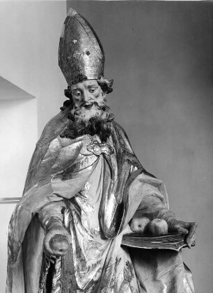 Heiliger Nikolaus : Hochaltar. Heiliger Nikolaus. Holz, geschnitzt, gefaßt (1770; C. Jorhan d. Ä.). Altenerding, Pfarrkirche Mariae Verkündigung, Hochaltar