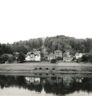 Stadt Wehlen-Pötzscha, Bahnhofstraße 18 und 15 sowie Ernst-Thälmann-Straße. Wohnhäuser, Blick über die Elbe