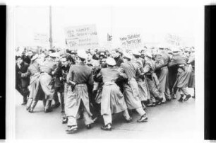 Kleinbildnegativ: Anti-Tschombé-Demonstration, 1965