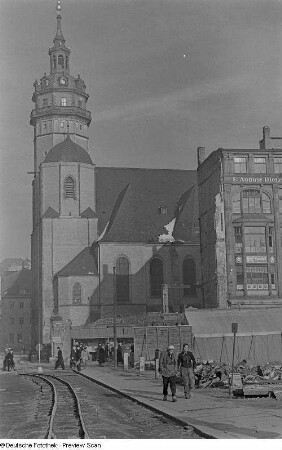 Passanten und Südseite der Nikolaikirche