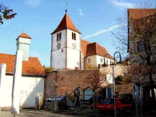 Ansicht von Südwesten mit Kirche über Kirchhofmauer (mit Substruktion Futtermauer) in erhöhter Lage am Ortsrand in Übersicht