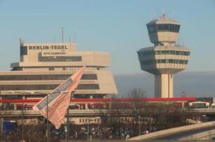 Berlin - Tower des Flughafens Tegel : Tower des Flughafens "Otto Lilienthal" in Berlin-Tegel, aufgenommen 2004