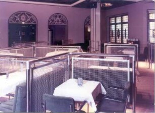 Dresden-Weißer Hirsch, Bautzner Landstraße 7. Parkhotel. Salon mit Tischen, Sesseln und Raumteilern (Ausstattung 1977)