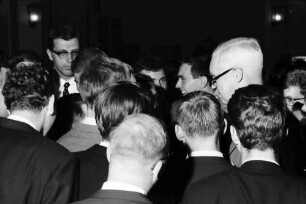17. Tagung 1967 Chemiker; Maikäferrede: Lord Alexander Todd of Trumpington umgeben von Studenten