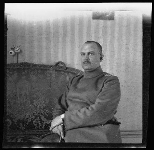 Fresnes-les-Montauban (Dep. Pas-de-Calais, Frankreich): Hauptmann Gaul in seinem Zimmer auf einem Sofa (Brustbild)