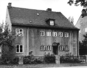 Bautzen, Friedrich-Engels-Platz 4. Wohnhaus (um 1935). Straßenansicht