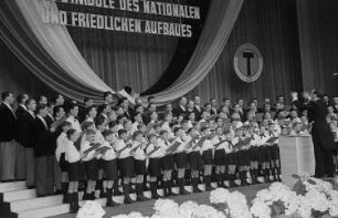 Auftritt des Posener Rundfunk-Chor : Chor und Chorleiter auf der Bühne