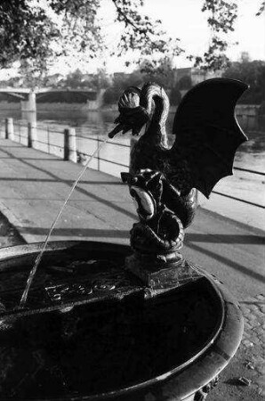 Basel: Oberer Rheinweg mit Brunnen [Basilisken-Brunnen]