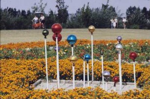 DDR. Berlin-Marzahn. Grünanlage mit Rosenkugeln. Ansicht mit Spaziergängern
