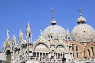 Markuskirche in Venedig : Blick auf die Kuppeln der Markuskirche. Aufgenommen am Karnevaldienstag, dem 21. Februar 2012, am Markusplatz in Venedig