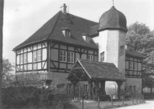 Radebeul, Knohllweg 37. Berg- und Lusthaus Hoflößnitz (Heimatmuseum) (1650, E. Eckhardt). Eckansicht von Nordosten mit Treppenturm und Weinpresse