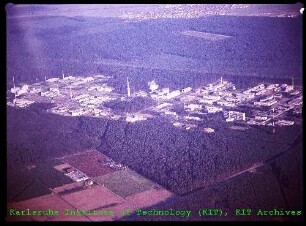 Luftaufnahme des Kernforschungszentrums Karlsruhe (KfK), von Westen