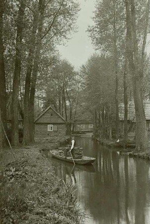 Lehde : Spreewald. Lehde. Wasserarm mit Kahn