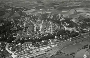 Stadtkern mit Markt und Pfarrkirche sowie Bahnhof