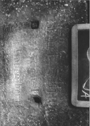 Grabstein 39 (Index: 100112283) Material: Sandstein Zustand: verwittert, Schriftplatten entfernt, zerbrochen und repariert Maße HxBxT: 187x48x21 cm Beschreibung: Stele, getreppter Sockel, eingezogener Rundbogenabschluß mit Mittelakroter, rechteckige Schriftplatten Symbolik: Ranken im Abschluß: Grabstein 39A