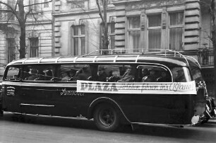 Plaza: Plaza Betriebsausflug; Autobus vor Reichstheaterkammer
