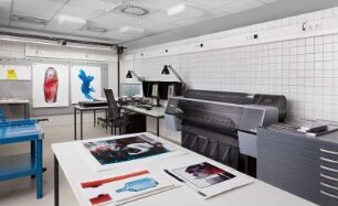 Blick in die Fotowerkstatt der Deutschen Fotothek mit Drucker zum Anfertigen von Prints