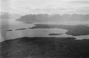 Luftbildaufnahme eines Fjords : Fjord. Im Hintergrund ein Gebirgsmassiv.