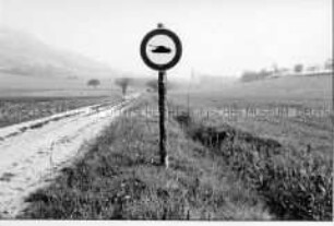 Panzerschild am Feldweg